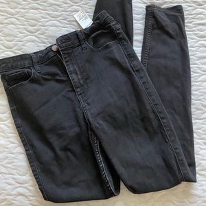 Black skinny jeans (no holes).
